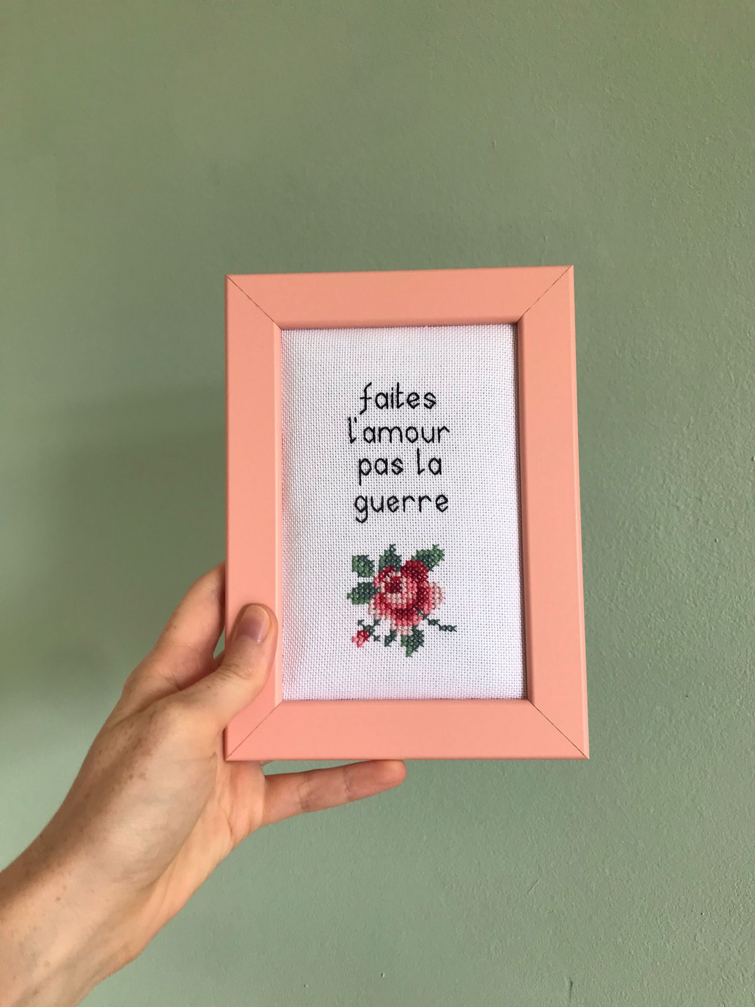Barbara Guinevra, Faites l'amour pas la guerre, 18x13 cm, Embroidery on fabric, framed, 2021