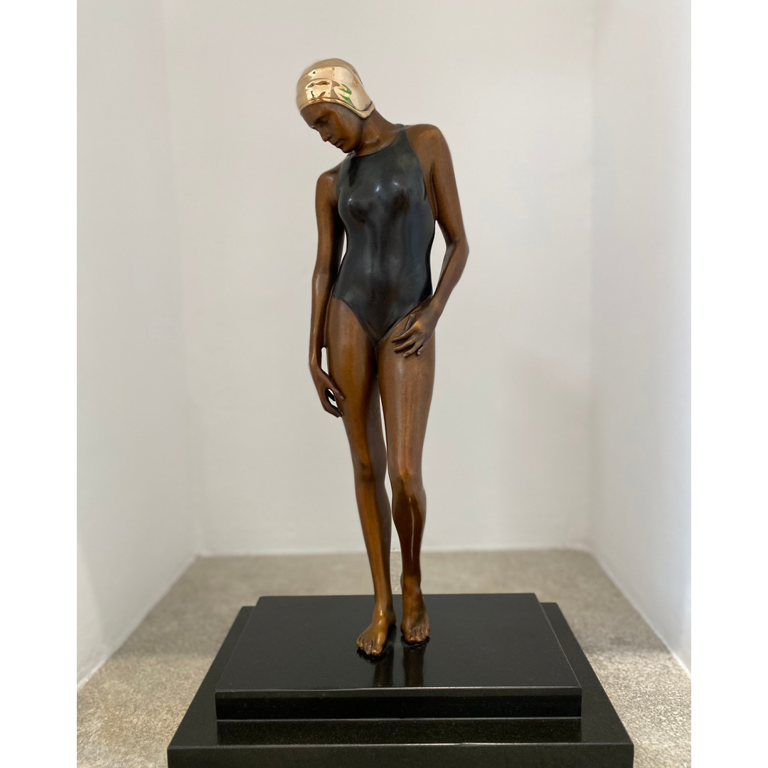 Carole Feuerman, Dawn, 38x23x15 cm, Patinated Bronze with Polished Cap and Stone Base, 2021