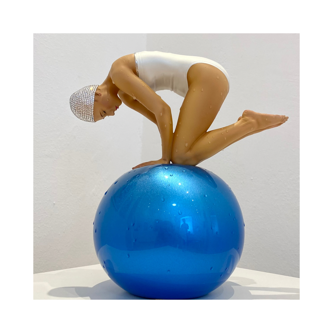 Carole Feuerman, Miniature Quan w.Blue Sphere & White Palladium Suit & Clear Crystal Cap, 28x28x18 cm, 2017-2022