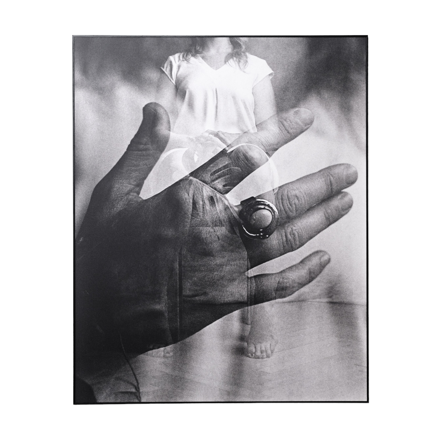Raul Izkierdo, Hands on time, B&W photography on photographic paper, forex. Edition 1.2, 75x60 cm, 2022