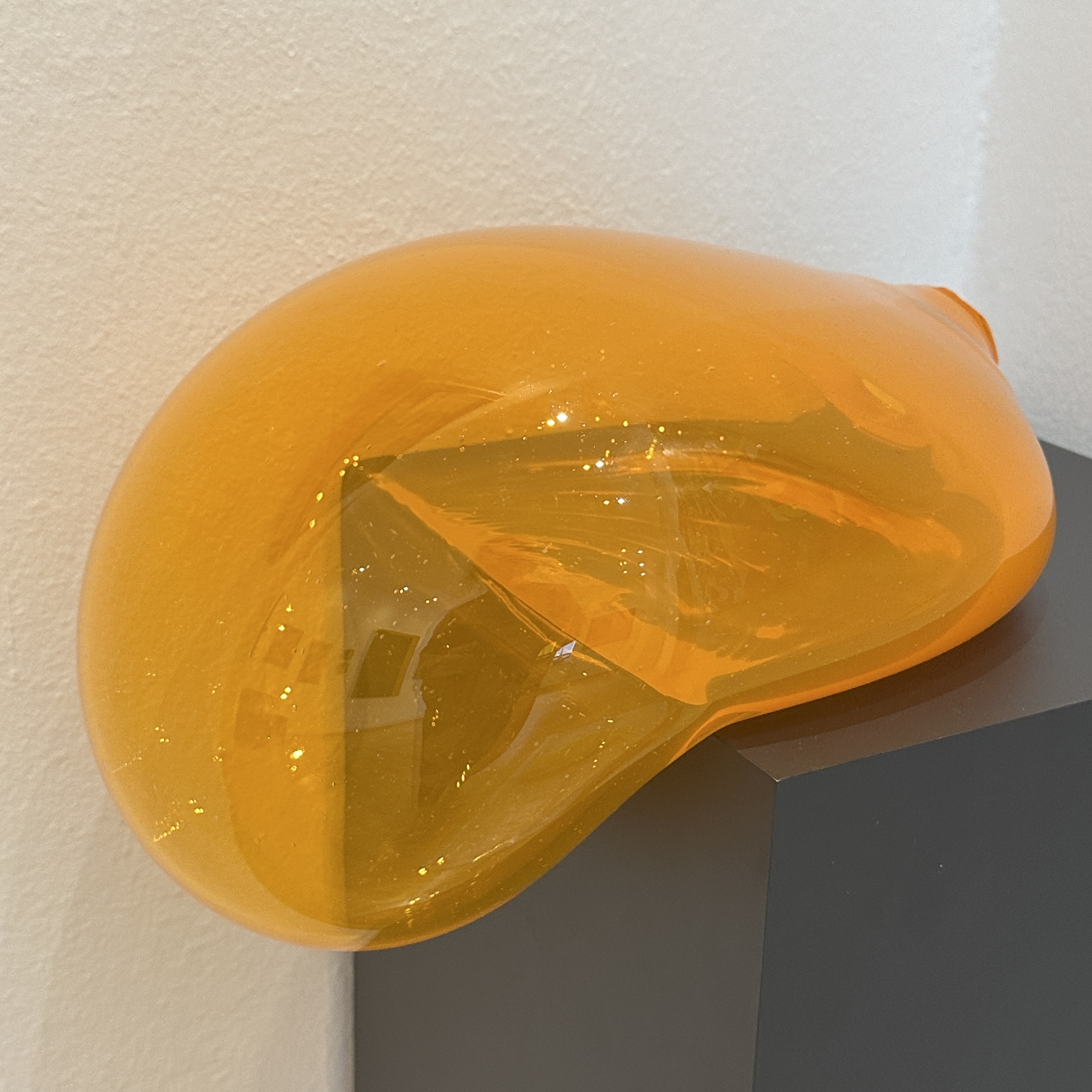 verena-schatz-blob-neon-light-orange-galerie-dumas-linz